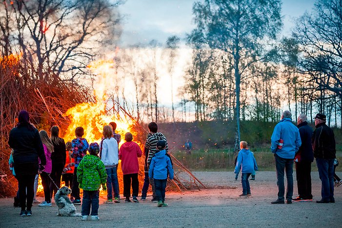 Det nya reglerna påverkar inte årets majbrasor i Katrineholm. Bild på majbrasa.