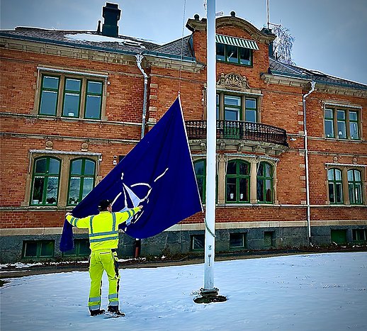 Vid 7-tiden på torsdagsmorgonen hissade Per Gustavsson Nato-flaggan vid stadshuset Gröna Kulle.