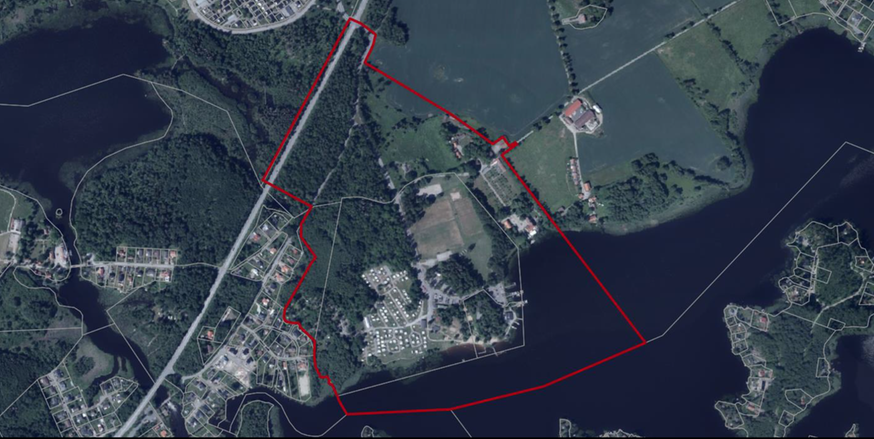 Satelitbild med en röd avgränsningslinje som visar planområdet för Djulö camping